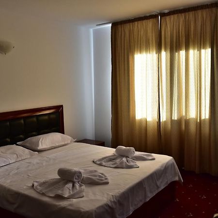 Hotel Ostrov Călimăneşti Eksteriør bilde