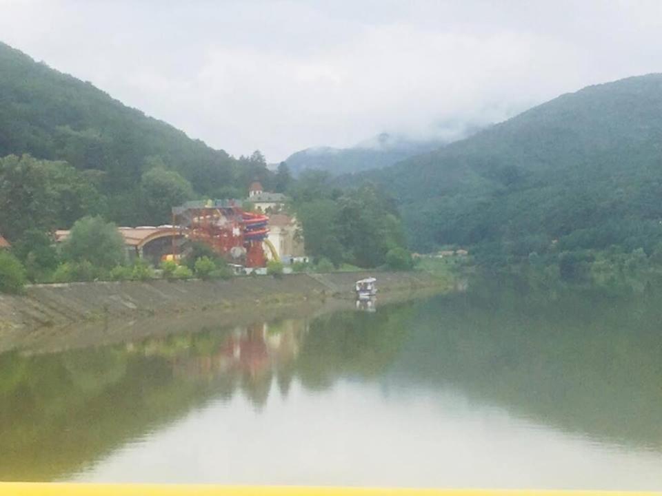 Hotel Ostrov Călimăneşti Eksteriør bilde
