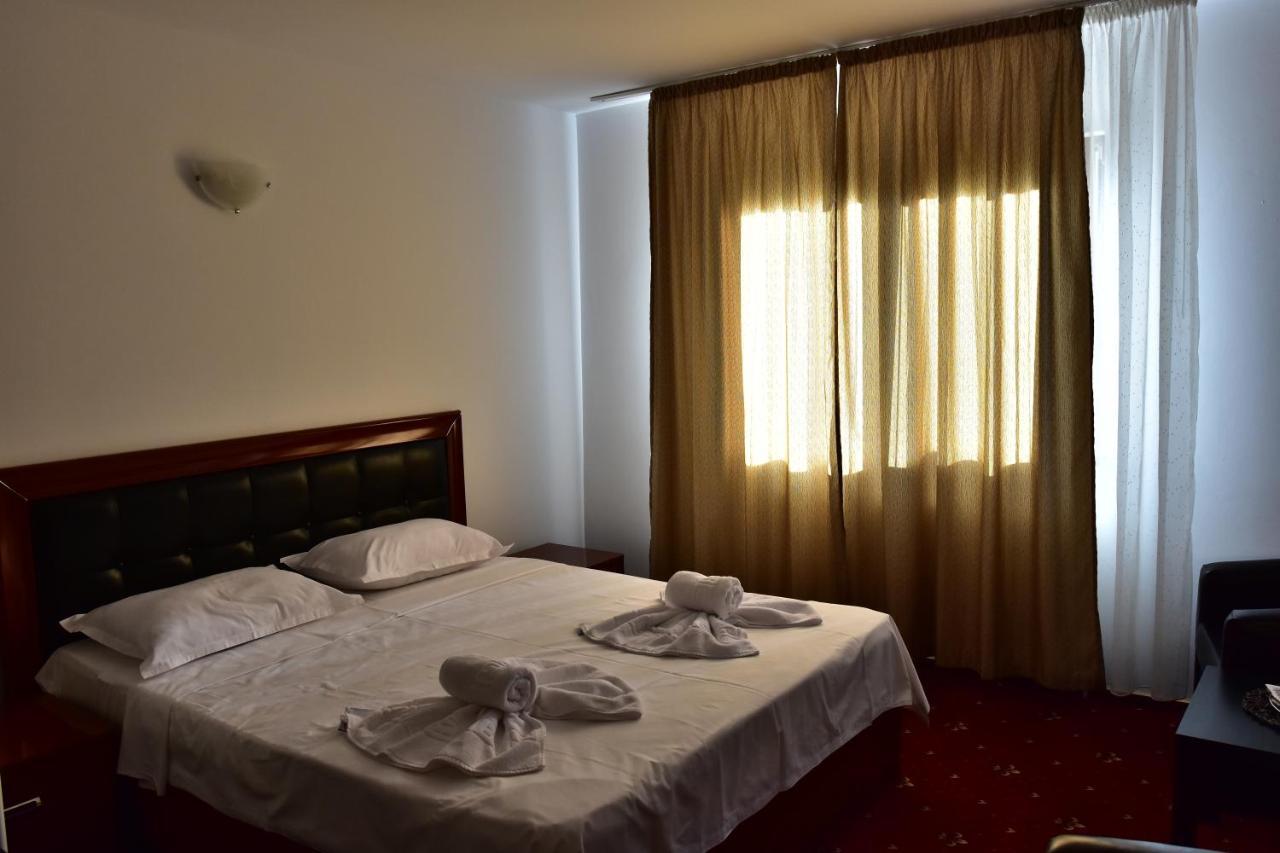Hotel Ostrov Călimăneşti Eksteriør bilde