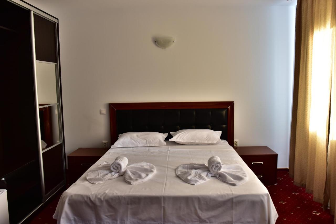 Hotel Ostrov Călimăneşti Eksteriør bilde