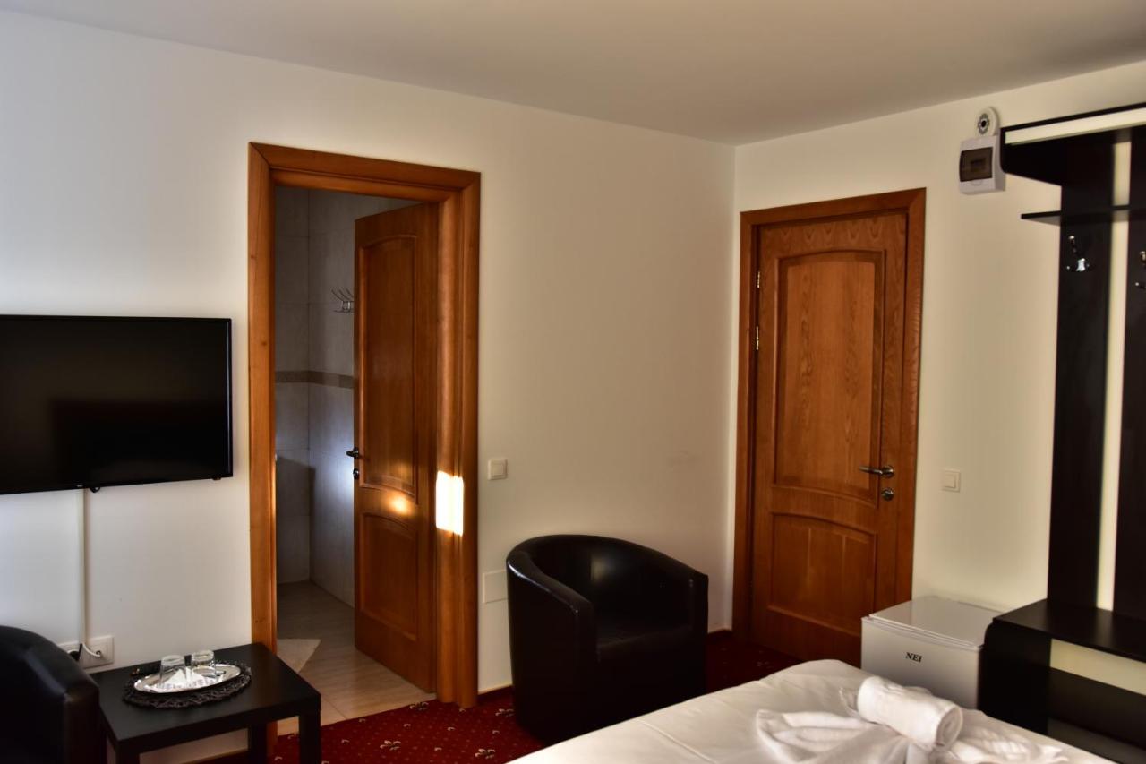 Hotel Ostrov Călimăneşti Eksteriør bilde
