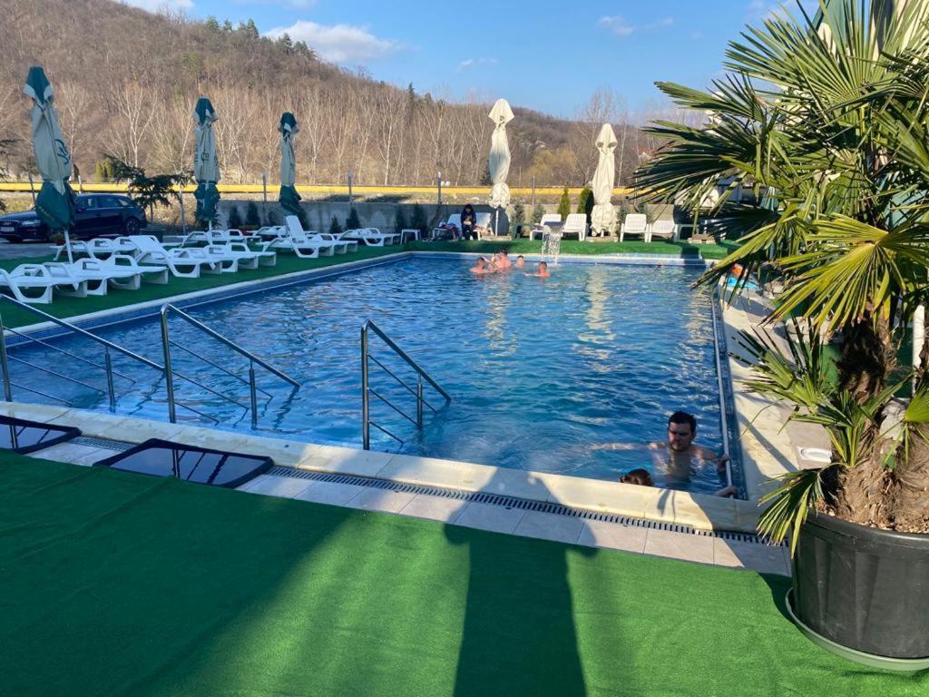 Hotel Ostrov Călimăneşti Eksteriør bilde
