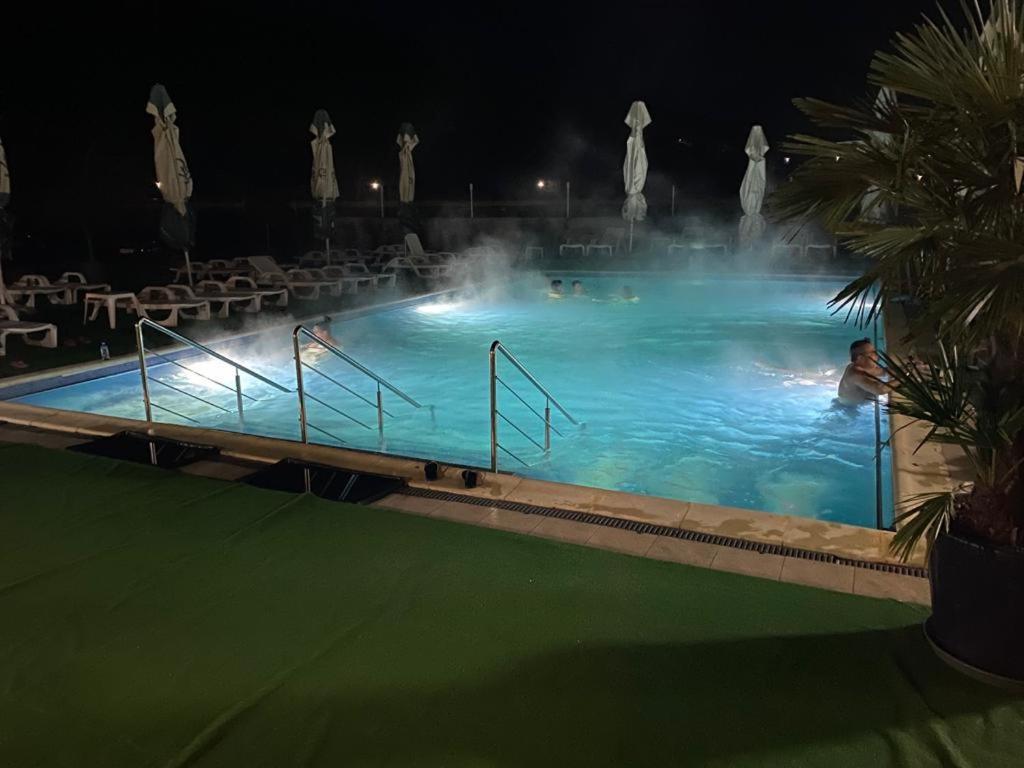 Hotel Ostrov Călimăneşti Eksteriør bilde